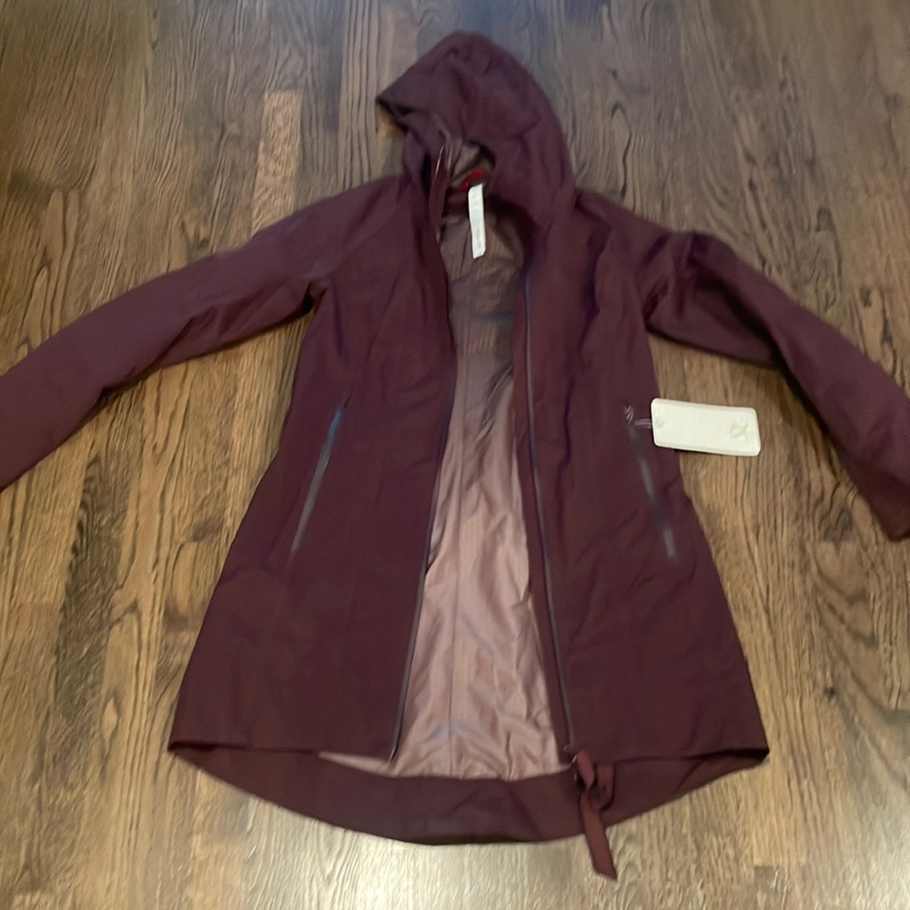 Lululemon Right as Rain Coat Burgundy SZ 4